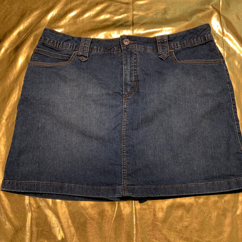 ST. JOHN'S BAY WOMEN'S STRETCH DENIM SKORT.(A)